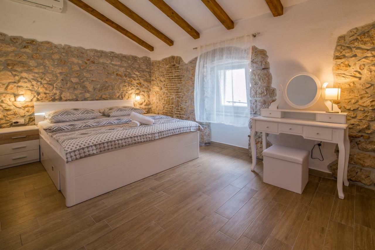 Apartments Tara Vrbnik Bagian luar foto